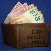 Bild på plånbok med sedlar av Euro och Kronor som sticker upp ur en plånbok med texten BAD MOTHER FUCKER